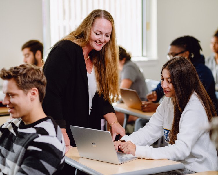 Professor talking to a student that is pursuing a degree in Finance